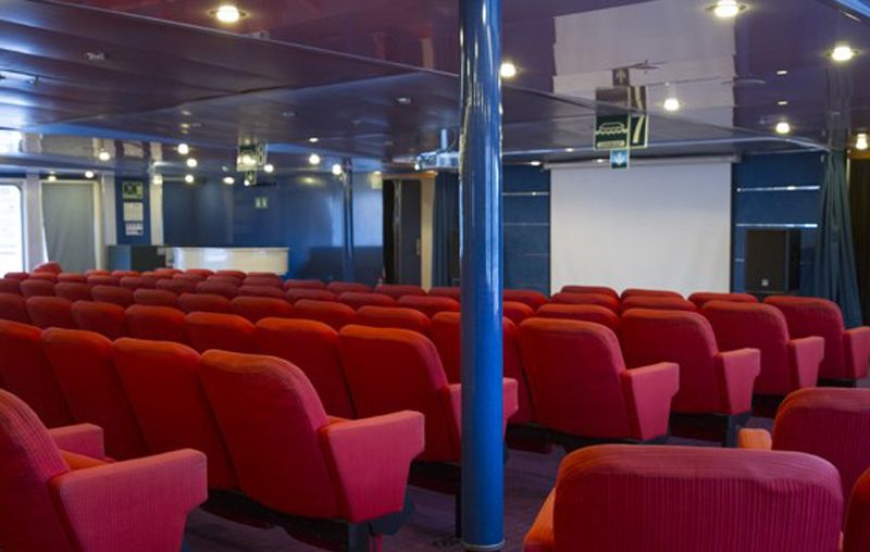 l’auditorium du ms astoria sert parfois de cinéma pendant la croisière