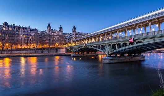 la magie des monuments parisiens depuis la seine lors d’une croisiere fluviale