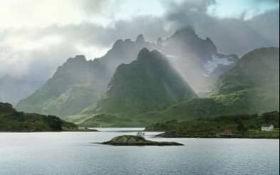 paysage norvegien lors d’une croisiere hurtigruten en scandinavie