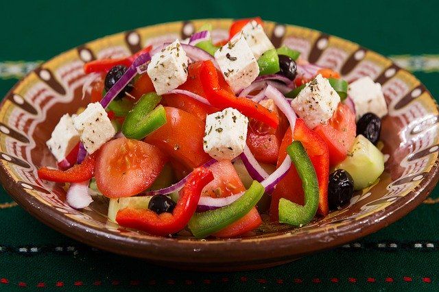 La fameuse salade grecque, à savourer pendant votre croisière cyclades en Grèce