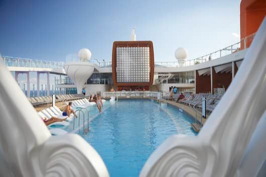 profitez de la piscine exterieure pour vous detendre lors d’une croisiere celebrity cruises